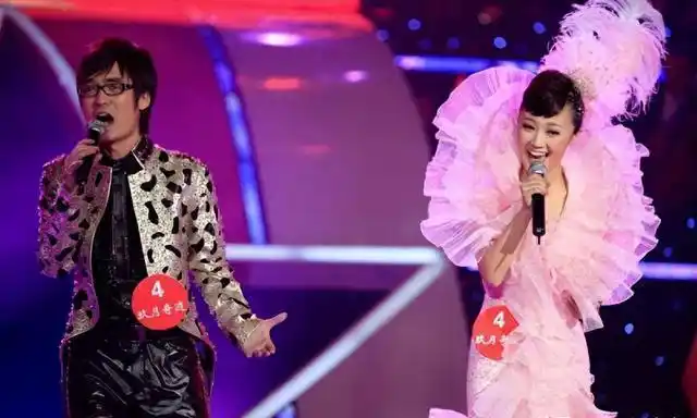 成龙的表演_成龙的舞台表现与才艺展示_成龙看表演落泪