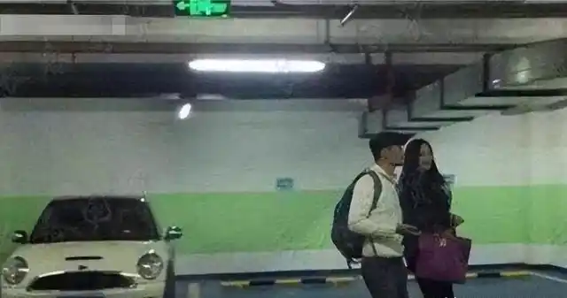 成龙的舞台表现与才艺展示_成龙看表演落泪_成龙的表演