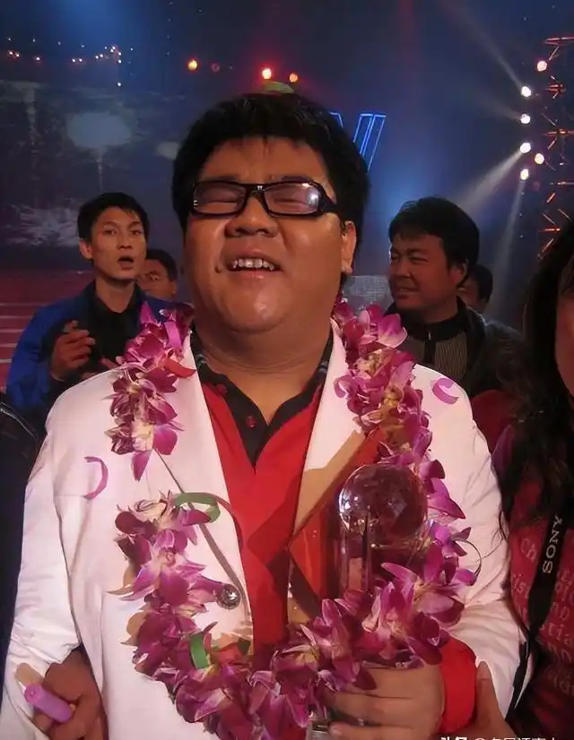 成龙的表演_成龙的舞台表现与才艺展示_成龙看表演落泪