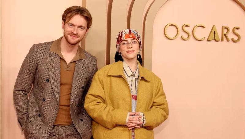 周杰伦演唱会粉丝点歌视频_周杰伦与粉丝互动，分享生活点滴_播放周杰伦点