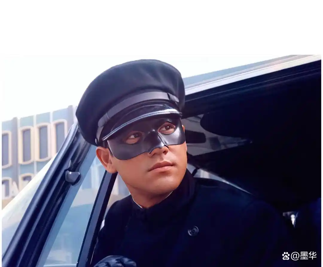 李小龙：武术与电影领域的传奇人物，截拳道创立者及全球文化璀璨星辰