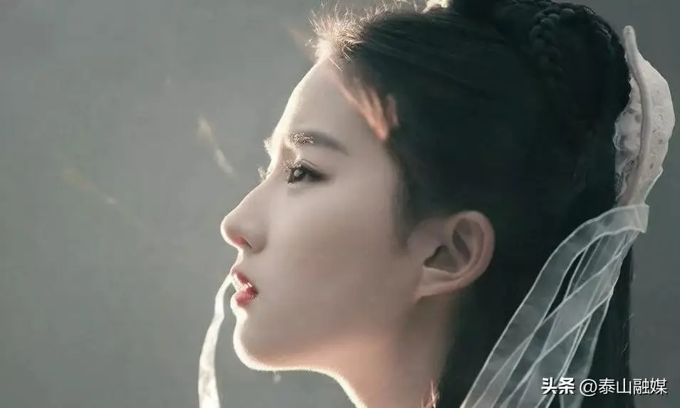 刘亦菲的影视回归：新作品瞩目_33岁刘亦菲再回巅峰_刘亦菲回中国了吗