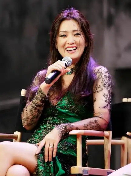 巩俐（Gong Li） - 著名女演员，参演了许多经典影片，如《红高粱》和《霸王别姬》。_巩俐主演电影《霸王别姬》_巩俐演霸王别姬