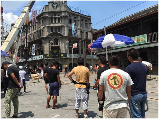 成龙御用武行班底现身上海车墩影视城，参与千面英雄真人秀拍摄