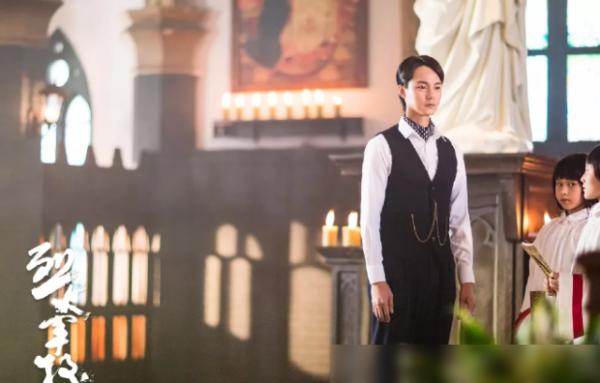 李易峰的演技专家评论_李易峰演技吐槽_李易峰在新剧中挑战反派角色，演技受赞