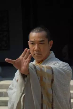 李连杰（Jet Li） - 武术家和演员，代表作品包括《少林寺》和《英雄》。_少林寺李连杰练武片段_李连杰少林寺武术表演视频
