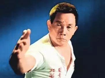 李连杰少林寺武术表演视频_少林寺李连杰练武片段_李连杰（Jet Li） - 武术家和演员，代表作品包括《少林寺》和《英雄》。