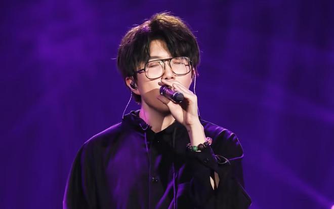 李宇春在国际音乐盛典中展现魅力，获赞无数_李宇春优雅盛典_李宇春颁奖典礼唱歌