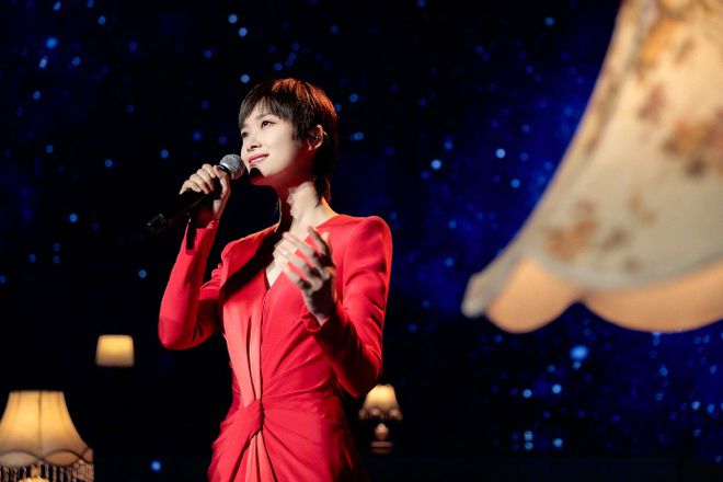 李宇春颁奖典礼唱歌_李宇春在国际音乐盛典中展现魅力，获赞无数_李宇春优雅盛典