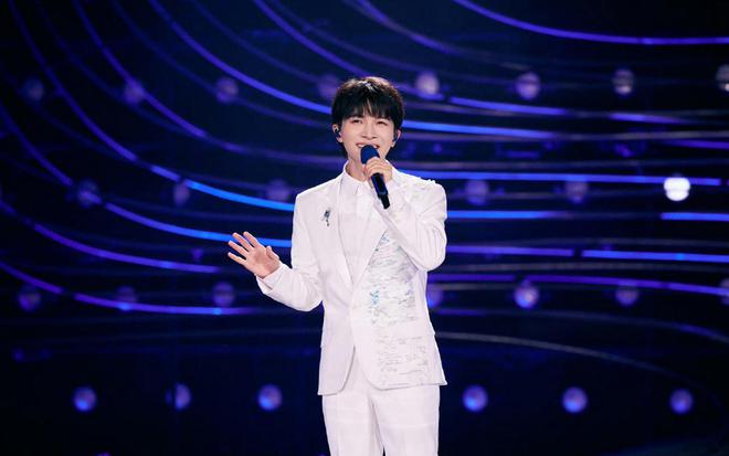 李宇春在国际音乐盛典中展现魅力，获赞无数_李宇春颁奖典礼唱歌_李宇春优雅盛典