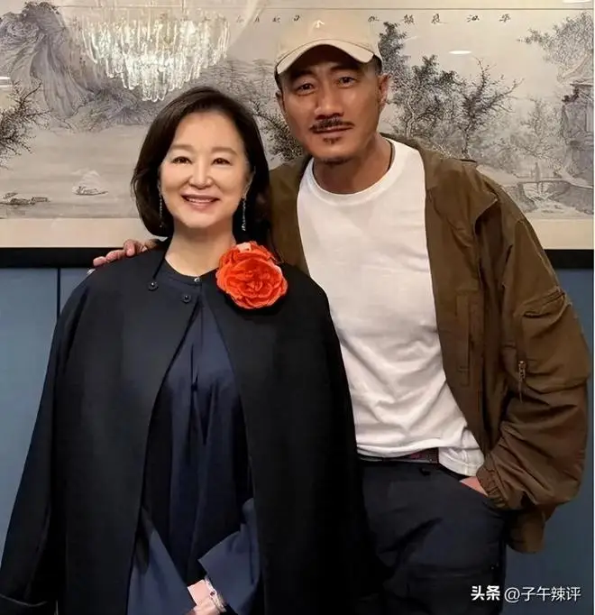 胡军香港庆功宴林青霞包场，藏青长裙展现优雅气质，70岁依旧如少女