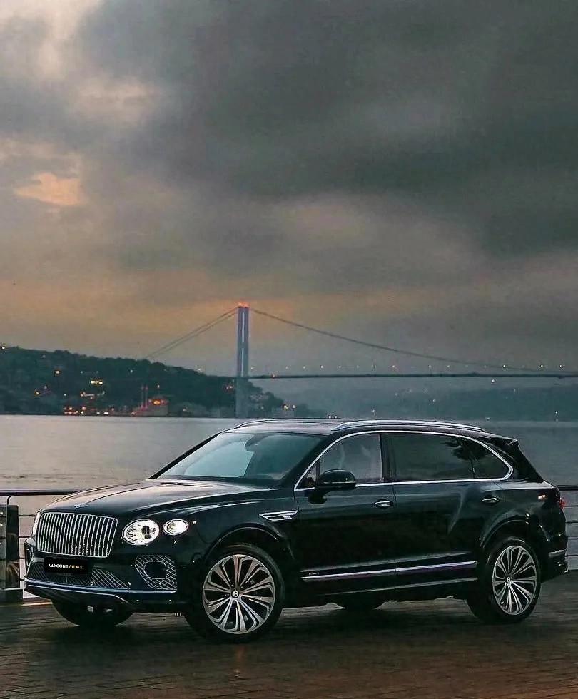 宾利添越：解析扭矩与马力，探秘其动力奥秘